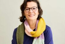 Eine Frau mit Brille und buntem Schal