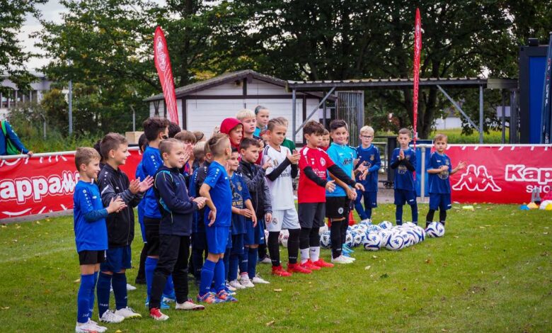 Junge Fußballspieler bei einer Veranstaltung.