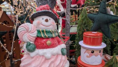 Weihnachtsschmuck mit Schneemann und Santa