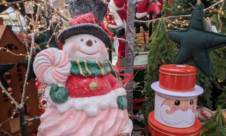 Weihnachtsschmuck mit Schneemann und Santa