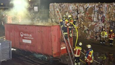 Feuerwehr im Einsatz an einem Container.