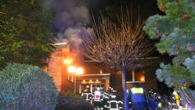 Ein Feuerschein aus dem Fenster.