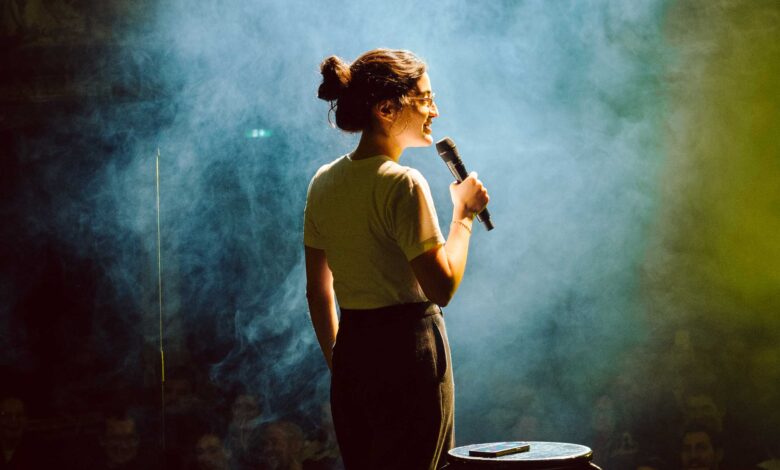 Künstlerin auf der Bühne