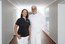 Bild mit zwei Personen im Krankenhausflur