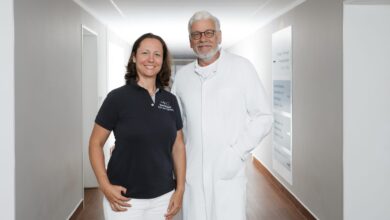 Bild mit zwei Personen im Krankenhausflur