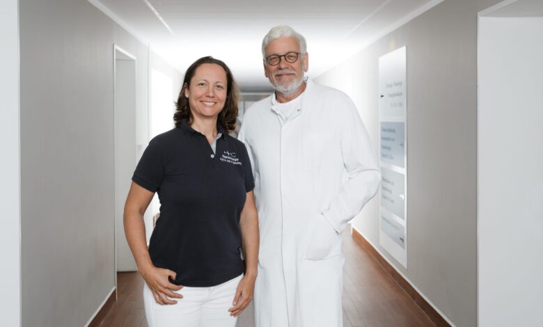 Bild mit zwei Personen im Krankenhausflur