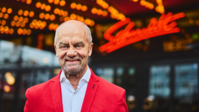 Corny vor dem Theater