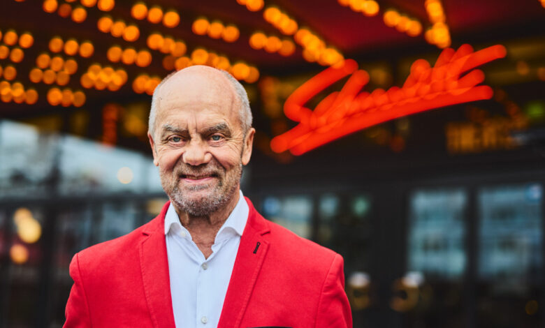 Corny vor dem Theater