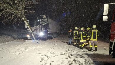 Schneebedeckte Straße mit verunfalltem LKW