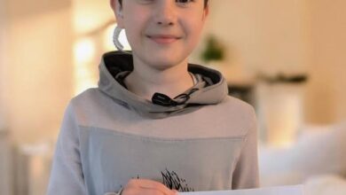 Junge zeigt Zertifikat